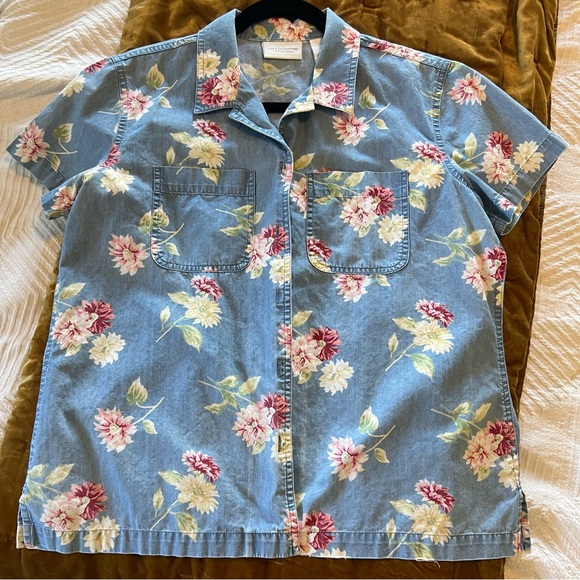 Liz Claiborne Tops - Liz Claiborne Short Sleeve Floral Top Medium